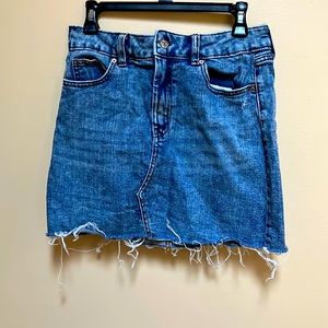 16’ frayed denim mini skirt. Size 6. By Wild Fable!